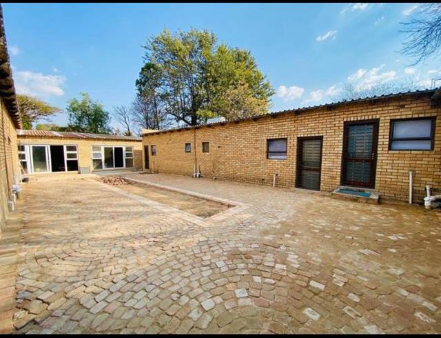 14 BEDROOM HOUSE FOR SALE IN LOMBARDY EAST